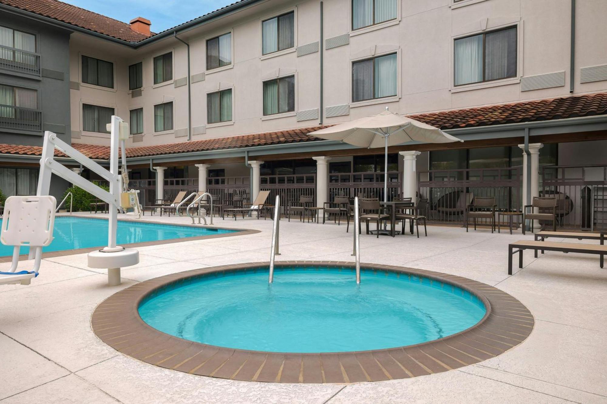 Courtyard By Marriott Rice