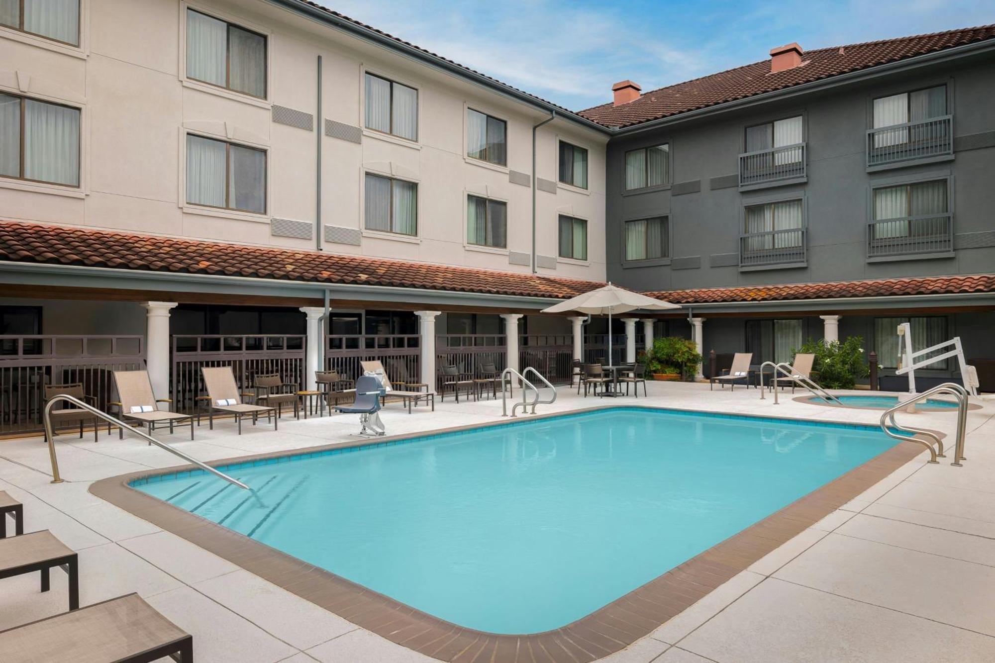 Courtyard By Marriott Rice Otel 3*